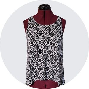 ✨️$3 or 2 for $5✨️No Boundaries, size: Lg/11-13, black & white, geometric design